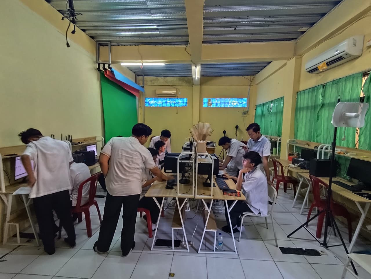 Praktek Jurusan Teknik Jaringan Komputer dan Telekomunikasi